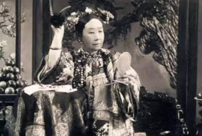 李莲英有一绝招,给慈禧梳头从不掉头发 <a href=https://www.lishiji.cn/lishi/54/ target=_blank class=infotextkey>李莲英</a>有一绝招,给慈禧梳头从不掉<a href=https://www.lishiji.cn/lishi/10041/ target=_blank class=infotextkey>头发</a>