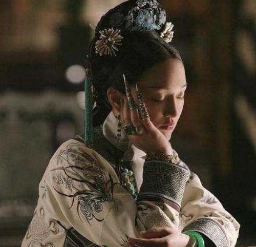 她被太后扶上后位,“发疯”死后却无人敢提 她被太后扶上后位,“发疯”死后却无人敢提