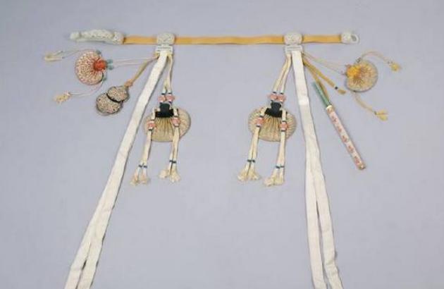 清朝入关以后，男性贵族的腰带上为什么要挂很多物件？