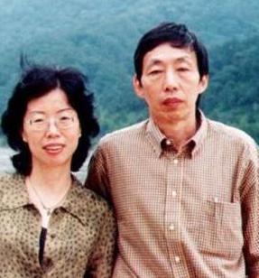 朦胧诗派顾城“黑夜给了我黑色的眼睛，我却用它来寻找光明”