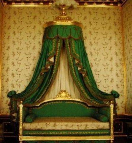 欧洲贵族的床就和沙发一样小 为什么出现没有两米的大床呢 欧洲贵族的床就和沙发一样小 为什么出现没有两米的大床呢