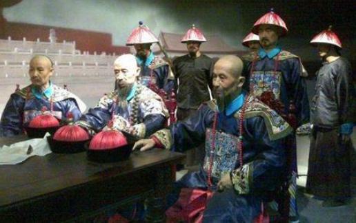 清朝年间大臣的官服,是自己做还是统一发放? 清朝年间大臣的官服,是自己做还是统一发放?