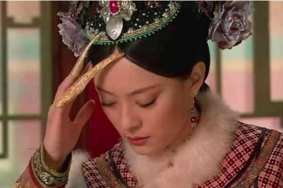 清朝嫔妃子手上戴的指甲套是干什么用的? 清朝嫔妃子手上戴的指甲套是干什么用的?