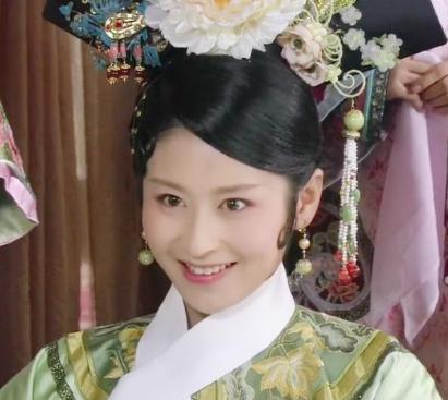 甄嬛传中选秀时期夏冬春的旗头为什么与众不同 难道有内幕吗 甄嬛传中选秀时期夏冬春的旗头为什么与众不同 难道有内幕吗