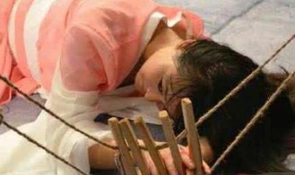 古代<a href=https://www.lishiji.cn/lishi/6213/ target=_blank class=infotextkey>女人</a>为什么宁愿<a href=https://www.lishiji.cn/lishi/10536/ target=_blank class=infotextkey>自杀</a>都不愿意坐牢呢 这里面究竟会发生了什么事情