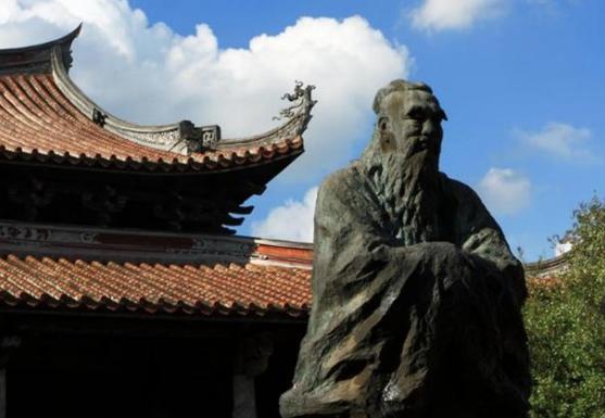 康熙祭拜孔子，到墓前为什么不肯下跪？