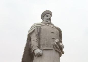 关于塞防和海防，李鸿章主张放弃收复新疆的原因是什么？