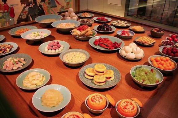 清朝皇后住在家里时，为何父亲母亲都要向她下跪行礼？