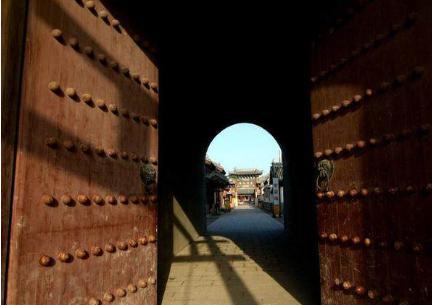 古代的城门都是朝里面开的 这是为什么呢