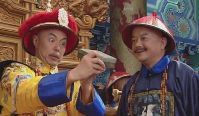 和坤往赈灾粮中掺沙子，乾隆知道了为何不罚他？