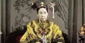 清朝妃子为什么脖子上要系白色丝带？这个丝带有什么用处？