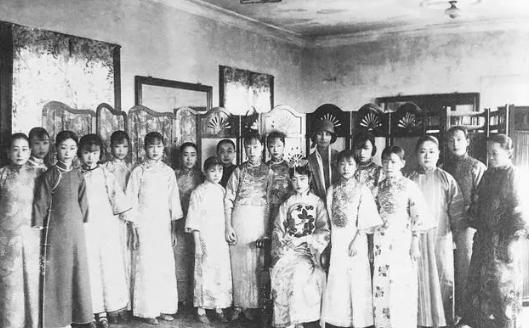 文绣和溥仪离婚后，这位昔日皇妃后来怎么样了？