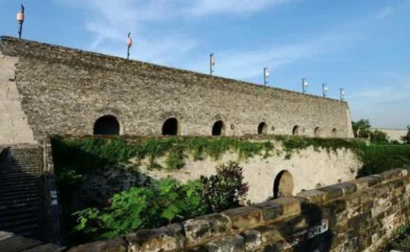 揭秘:朱棣为什么非要千里迁都? <a href=https://www.lishiji.cn/lishi/1666/ target=_blank class=infotextkey>揭秘</a>:朱棣为什么非要千里<a href=https://www.lishiji.cn/lishi/10240/ target=_blank class=infotextkey>迁都</a>?