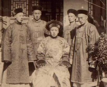 光绪身份一个皇帝 为什么要叫慈禧为亲爸爸呢 光绪身份一个皇帝 为什么要叫慈禧为亲爸爸呢