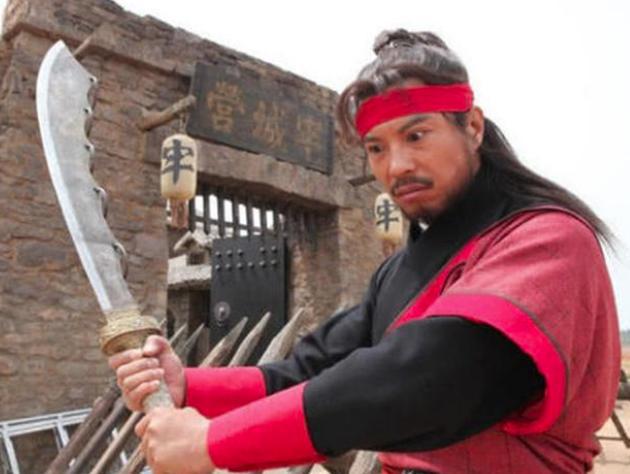 犯人刚要行刑，皇帝问：你叫什么？皇帝听完就将其赦免