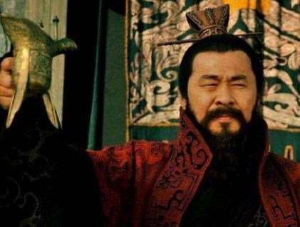徐州大战双方的兵力差不多 为什么刘备会败的那么惨呢 徐州大战双方的兵力差不多 为什么刘备会败的那么惨呢