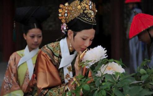 清朝妃子一个月能拿到多少银子? 清朝妃子一个月能拿到多少银子?