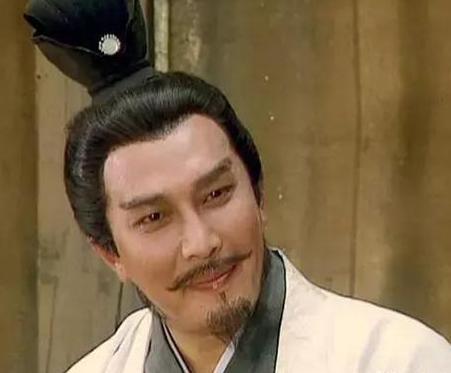 诸葛亮在空城计中打开城门也就算了 为什么还让士兵在外面扫地呢