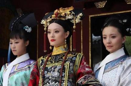 清宫剧里的妃子为什么都要丫鬟扶着走？走路也是有规矩的？