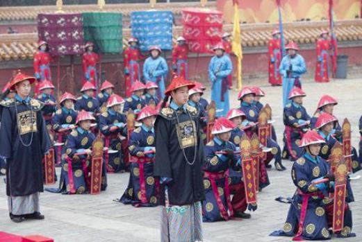 清朝年间大臣的官服,是自己做还是统一发放? 清朝年间大臣的官服,是自己做还是统一发放?