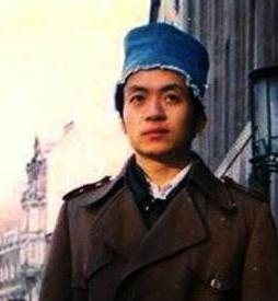 朦胧诗派顾城“黑夜给了我黑色的眼睛，我却用它来寻找光明”