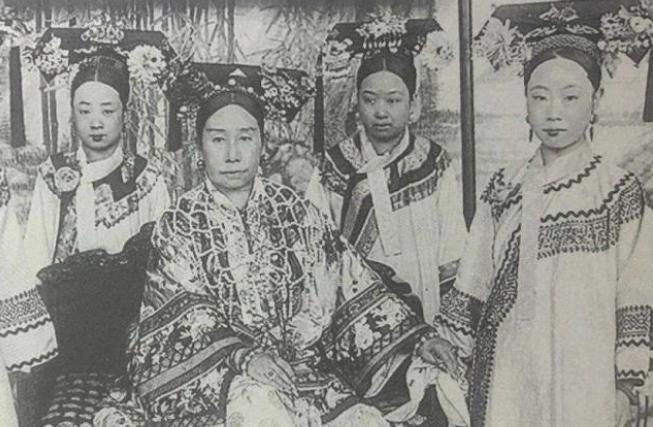 慈禧与军机大臣打麻将，她为何能赢50万两银子？