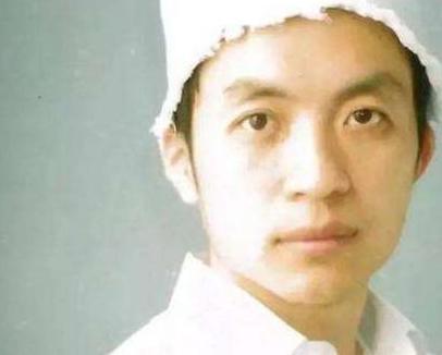 朦胧诗派顾城“黑夜给了我黑色的眼睛，我却用它来寻找光明”