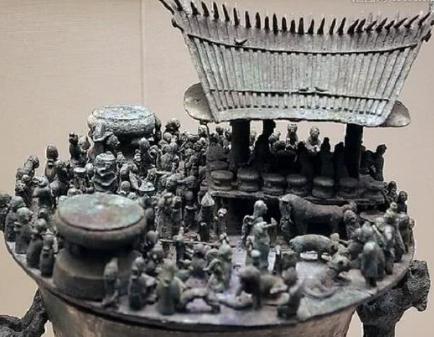 神秘的古滇国出土的文物中 有一件青铜器让人浑身发冷 神秘的古滇国出土的文物中 有一件青铜器让人浑身发冷