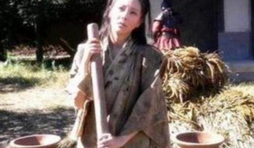 大家闺秀嫁给无赖碰到小三怎么办?剁手剁脚做“人猪”! 大家闺秀嫁给无赖碰到小三怎么办?剁手剁脚做“人猪”!