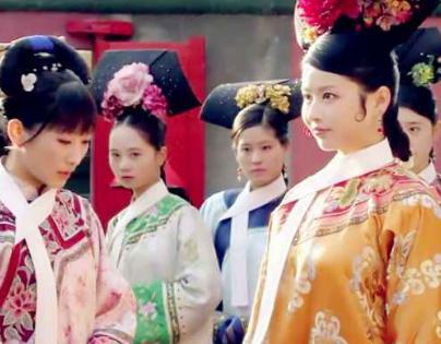 甄嬛传中选秀时期夏冬春的旗头为什么与众不同 难道有内幕吗 <a href=https://www.lishiji.cn/lishi/1502/ target=_blank class=infotextkey><a href=https://www.lishiji.cn/lishi/4491/ target=_blank class=infotextkey>甄嬛</a>传</a>中选秀时期夏冬春的旗头为什么与众不同 难道有内幕吗