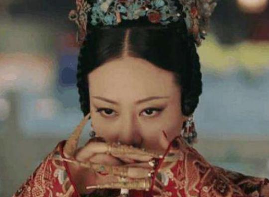 清朝嫔妃子手上戴的指甲套是干什么用的? 清朝嫔妃子手上戴的指甲套是干什么用的?