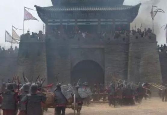 为何守城士兵不推倒梯子，反而费力举石头砸？