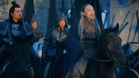 空城计中诸葛亮除了抚琴,为何还让人在城门口扫地?