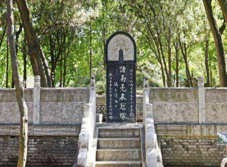 刘伯温挖开诸葛亮的墓为什么会被吓到魂飞魄散 只因他看到了五个字 刘伯温挖开诸葛亮的墓为什么会被吓到魂飞魄散 只因他看到了五个字