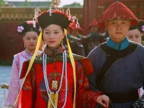 慈禧路过李莲英家皱了下眉，李突然磕头请假并火速赶回：奴才该死！