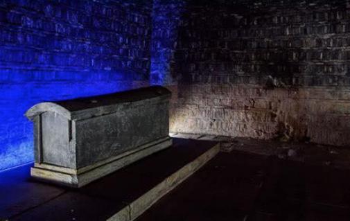 古代皇帝下葬后墓门反锁，工匠怎么出来？