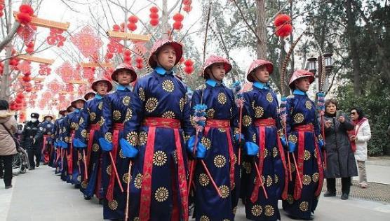 吴雄光晚上加班遇到乾隆皇帝，从此飞黄腾达