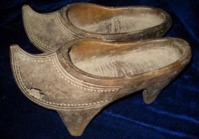 古代女子穿高跟鞋也就算了 为何男子也有高跟鞋出现呢