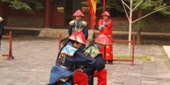 清朝官员行李为什么要拍袖子?嫔妃走路弱不禁风又是怎么回事? 清朝官员行李为什么要拍袖子?嫔妃走路弱不禁风又是怎么回事?