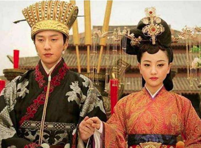 贵族千金偏要嫁给看大门卫兵,最后成皇太后 贵族千金偏要嫁给看大门卫兵,最后成皇太后