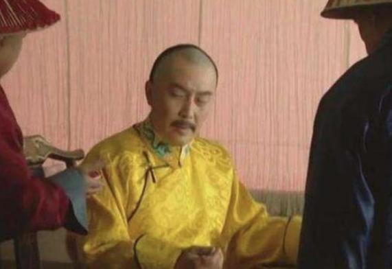 乾隆上位后，是怎么对待自己的兄弟手足的？