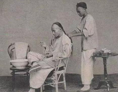 古代妃子怎么洗澡？坐在盆里由宫女服侍