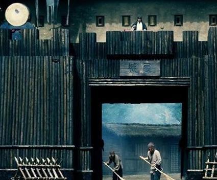 诸葛亮在空城计中打开城门也就算了 为什么还让士兵在外面扫地呢