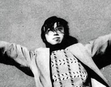 朦胧诗派顾城“黑夜给了我黑色的眼睛，我却用它来寻找光明”