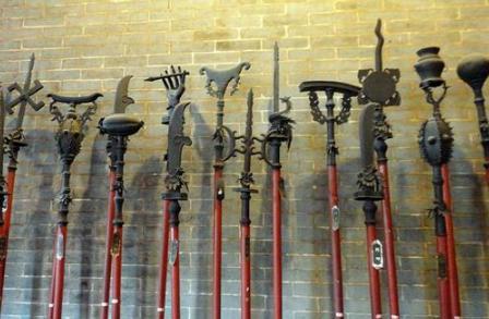 古代的兵器动辄上百斤，古代武将为什么能用这么重的武器？