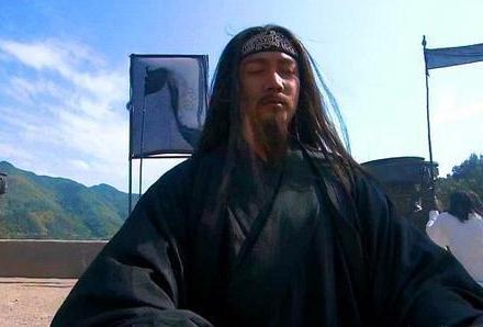 赤壁之战的功臣是谁 是周瑜还是孔明 赤壁之战的功臣是谁 是周瑜还是孔明