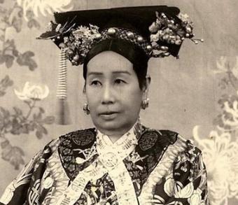 清朝妃子为什么脖子上要系白色丝带？这个丝带有什么用处？