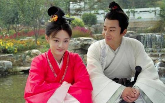 侍女因长得美丽被献给皇帝，生下孩子后结局却很凄惨