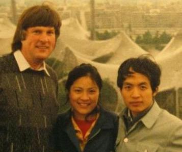 朦胧诗派顾城“黑夜给了我黑色的眼睛，我却用它来寻找光明”