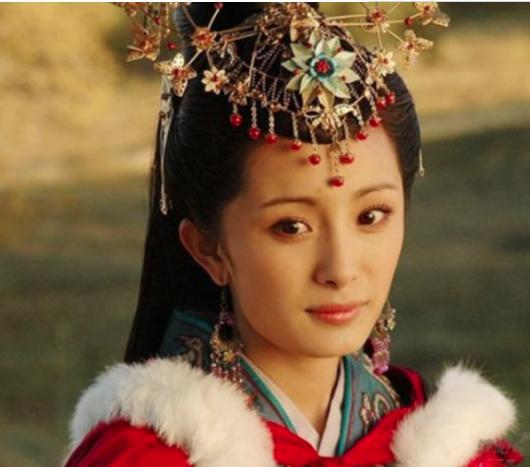 她伺候父子三人，换来了半个世纪的稳定